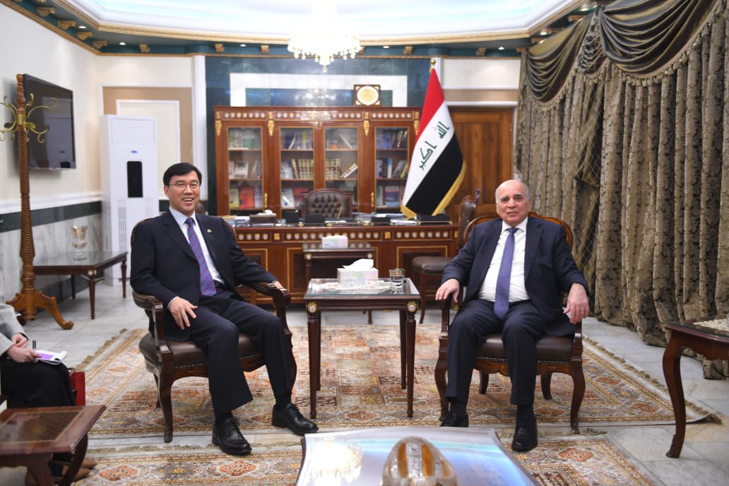 The Deputy Prime Minister and Minister of Finance receives the Ambassador of the Republic of South Korea in Iraq 44778129-45ca-4b9d-a3ea-6a68e266d3cd