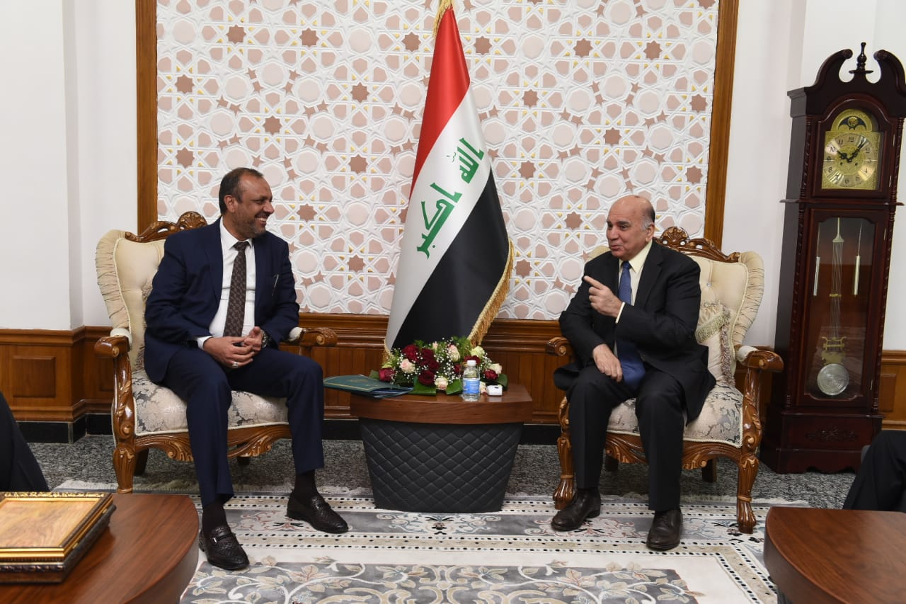 Deputy Prime Minister for Economic Affairs and Finance Minister Fouad Hussein receives Najaf Governor and Chairman of the Economy and Investment Committee in the House of Representatives. 56bf84b9-d670-4a80-b559-3987b4885dc4