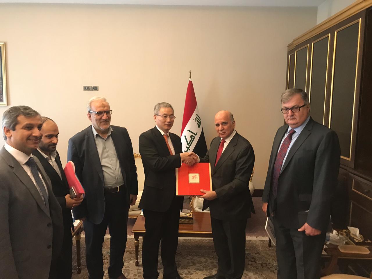 Deputy Prime Minister for Economic Affairs and Minister of Finance Fuad Hussein receives Haji Hassan Rashid, Deputy Secretary General of the Holy Husseiniya threshold and the delegation accompanying him. 86c91fef-90f8-4b7c-bae3-ef3797d43e78