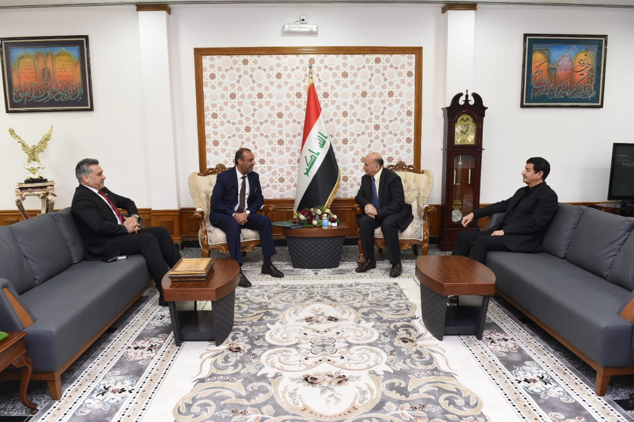 Deputy Prime Minister for Economic Affairs and Finance Minister Fouad Hussein receives Najaf Governor and Chairman of the Economy and Investment Committee in the House of Representatives. A6088096-4687-4c0e-bcb5-68e373da877a